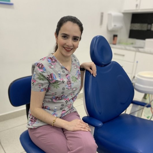 Mujer dentista en clónica sonriendo